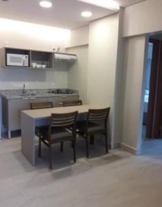 eine Küche mit Tisch und Stühlen in einem Zimmer in der Unterkunft Salinas park resort in Salinópolis