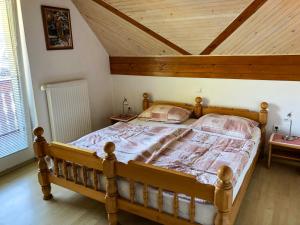 - une chambre mansardée avec un lit en bois dans l'établissement Apartmaji BOHINJ, à Bohinj