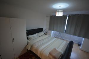 A bed or beds in a room at Five bedroom Townhouse Near Excel Exhibition Centre