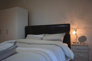 A bed or beds in a room at Five bedroom Townhouse Near Excel Exhibition Centre
