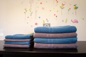 dos pilas de toallas en una mesa en una habitación en Le Gîte du Moulin, en Ribeauvillé 31 fotos más