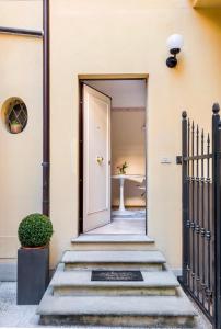 una puerta que conduce a un baño con lavabo en Le palme, en Bolonia