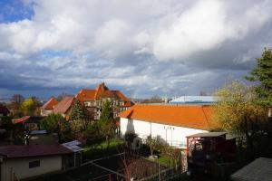 薩勒河畔瑙姆堡的住宿－Ferienwohnung Familie Bulst，一组拥有橙色屋顶的建筑