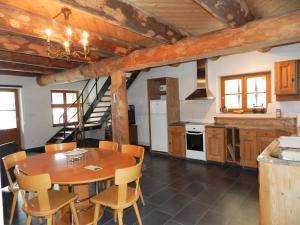 Kuchyň nebo kuchyňský kout v ubytování Charmante Ferienwohnung im Landhausstil + 12 fotografií