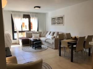 sala de estar con sofá y mesa en El Mocan Luxury Apartment, en Palm-mar