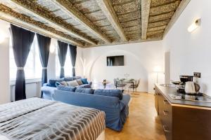 ein Wohnzimmer mit einem blauen Sofa und einem Tisch in der Unterkunft Charles Bridge Royal Apartment - Castle District in Prag