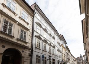 Galeriebild der Unterkunft Charles Bridge Royal Apartment - Castle District in Prag