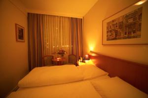 Postel nebo postele na pokoji v ubytování Hotel Mercedes/Centrum
