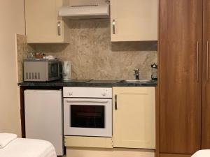 A kitchen or kitchenette at Twickenham Guest House 
