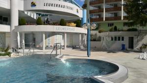 Bazén v ubytování Modernes Wohlfühlstudio im Haus Eldorado mit Traumaussicht nebo v jeho okolí + 11 fotografií
