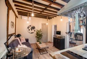 a living room with a couch and a table at La Casita de Candela Toledo in Toledo