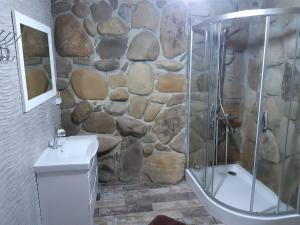ボロフタにあるДикий Зрубの石造りのバスルーム(シャワー、シンク付)