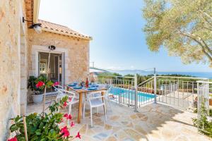 Bazén v ubytování Fiscardo Luxury Stone Villa Alex ,with sunset view! nebo v jeho okolí