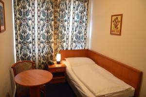 Postel nebo postele na pokoji v ubytování Hotel Mercedes/Centrum