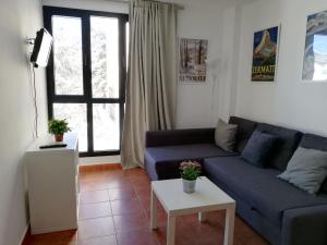 Un lugar para sentarse en Apartamentos Monte Gorbea con parking y wifi by SURYNIEVE