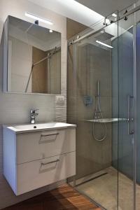 A bathroom at Sevi modern stay