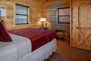 1 dormitorio con 1 cama en una cabaña de madera en Cabins at Grand Canyon West, en Peach Springs