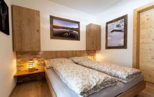ein Schlafzimmer mit einem Bett und zwei Bildern an der Wand in der Unterkunft Ferienwohnung Alpenherz in Neustift im Stubaital