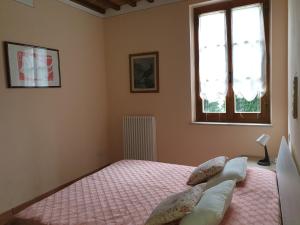 A bed or beds in a room at Podere il Poggio