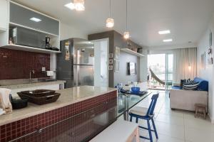 Porto Plaza Flat - Ap 403 في بورتو دي غالينهاس: مطبخ مع كونتر وغرفة طعام
