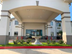 un edificio con una fuente frente a él en Motel 6 Houston, TX - Hwy 249 and Fallbrook en Houston