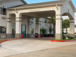 an entrance to a building with a sign on it at Motel 6 Houston, TX - Hwy 249 and Fallbrook in Houston