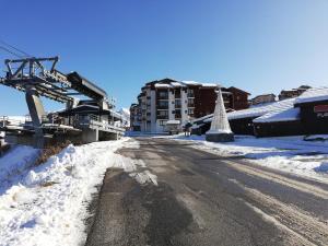 an empty street with snow on the ground at Studio 1 pièce PLAGNE VILLAGE 4 personnes 2050 M PIED DES PISTES in Plagne Villages