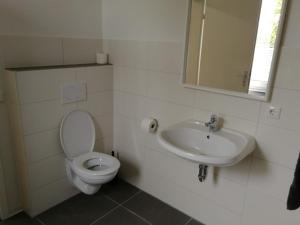 Koupelna v ubytování Haupthaus Möblierte Zimmer mit eigenem Bad