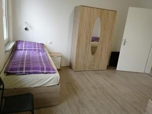 a bedroom with a bed and a wooden door at Haupthaus Möblierte Zimmer mit eigenem Bad in Uelzen
