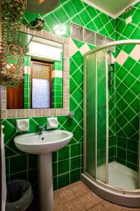Ett badrum på Hotel Villarosa con Vespa Rent