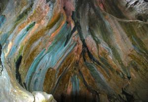 un dipinto di una grotta con rocce colorate di Hotel Rural Barranc De L'ínfern a Vall de Ebo