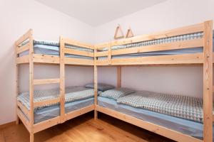 Katil atau katil-katil dalam bilik di Alpine Home Apartment