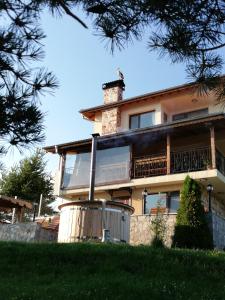 Casa grande con balcón en una colina en Divna Guest House, en Dospat