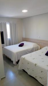 1 dormitorio con 2 camas y TV. en Pousada Solar de Penha, en Penha