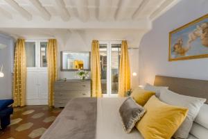 1 dormitorio con 1 cama grande y cortinas amarillas en PF Apartment, en Roma