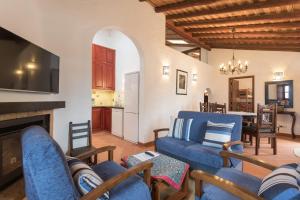 TV a/nebo společenská místnost v ubytování Casas da Capela do Monte, Country Houses