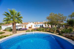 Bazén v ubytování Casas da Capela do Monte, Country Houses nebo v jeho okolí