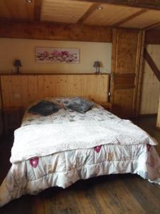 ein Schlafzimmer mit einem großen Bett in einer Hütte in der Unterkunft Chalet l'aubépine résidence B&B in Bessans