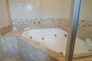 グラマドにあるHotel Vista do Valeのシャワー付きの浴室の浴槽