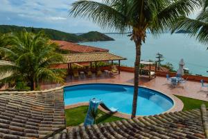 - une piscine avec vue sur l'eau dans l'établissement Colonna Galapagos Garden Hotel, à Búzios