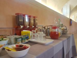 ローマにあるSan Luigi - Residenza Gemelliの食べ物と飲み物を用意したキッチンカウンター