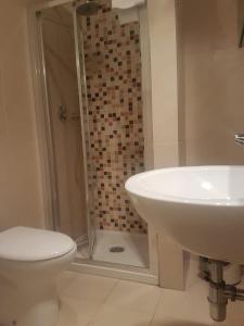ローマにあるSan Luigi - Residenza Gemelliのバスルーム(トイレ、洗面台、シャワー付)