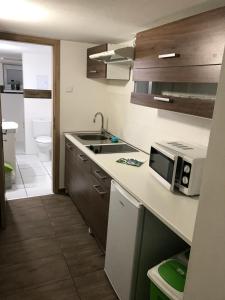 Kuchyňa alebo kuchynka v ubytovaní Apartmán Jedlička