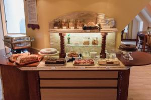グラマドにあるHotel Vista do Valeのケーキやペストリーをテーブルに並べたビュッフェ