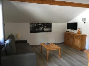 uma sala de estar com um sofá e uma mesa em Landhaus Holzereck em Ehrwald