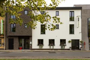 泽尔扎特意大利酒店的白色的建筑,在街上有窗户