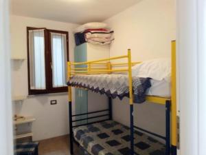 1 Schlafzimmer mit 2 Etagenbetten in einem Zimmer in der Unterkunft happy sun apartment in Castelsardo