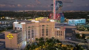 una vista del gran hotel y casino mgm por la noche en Seminole Hard Rock Hotel & Casino Hollywood, en Fort Lauderdale