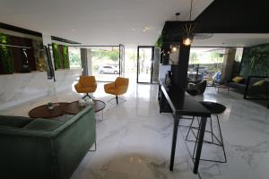 a living room with a couch and chairs at Studio YOU 7A by INN in Santa Cruz de la Sierra