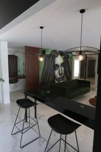 a living room with a black table and two stools at Studio YOU 7A by INN in Santa Cruz de la Sierra